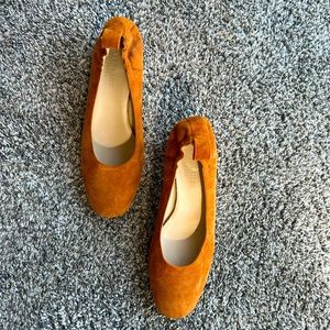 Everlane Day Heel in Orchre Suede. Size 6. Like new.